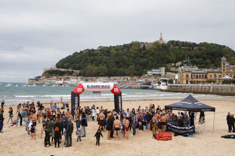 Se ha celebrado la quinta edición de 'Empresas que se mojan', una travesía a nado de un kilómetro que tiene lugar en la playa de la Concha.