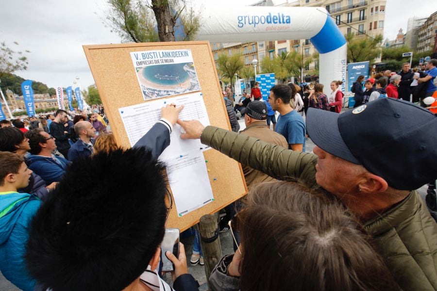 Se ha celebrado la quinta edición de 'Empresas que se mojan', una travesía a nado de un kilómetro que tiene lugar en la playa de la Concha.