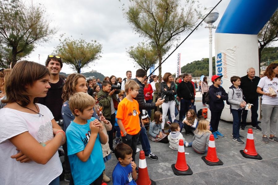 Se ha celebrado la quinta edición de 'Empresas que se mojan', una travesía a nado de un kilómetro que tiene lugar en la playa de la Concha.
