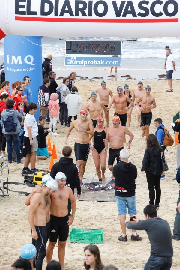 Se ha celebrado la quinta edición de 'Empresas que se mojan', una travesía a nado de un kilómetro que tiene lugar en la playa de la Concha.
