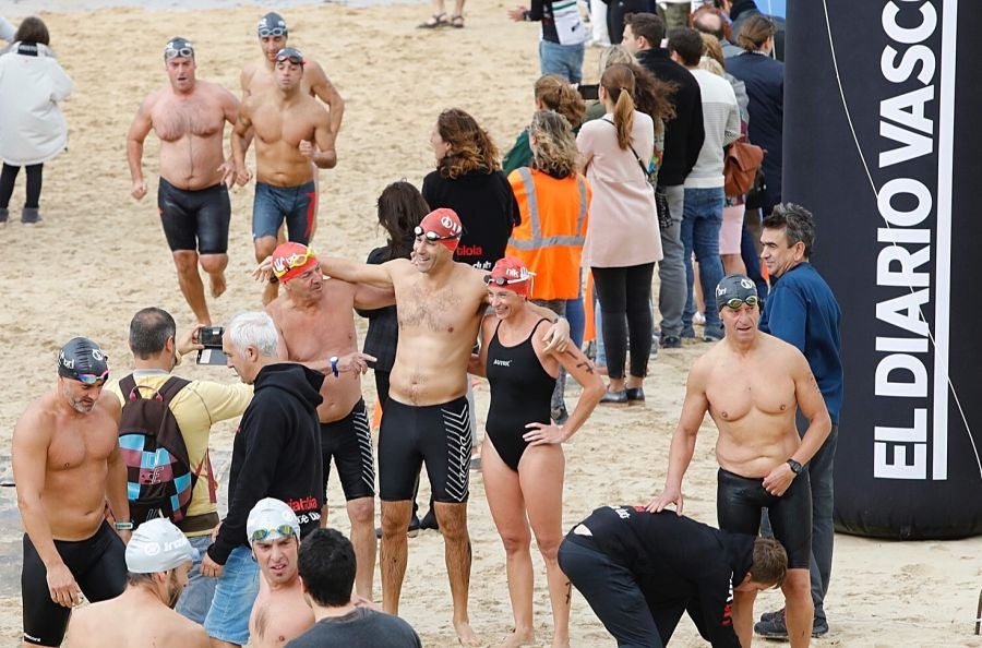 Se ha celebrado la quinta edición de 'Empresas que se mojan', una travesía a nado de un kilómetro que tiene lugar en la playa de la Concha.