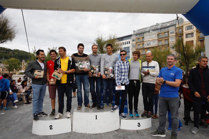 Se ha celebrado la quinta edición de 'Empresas que se mojan', una travesía a nado de un kilómetro que tiene lugar en la playa de la Concha.