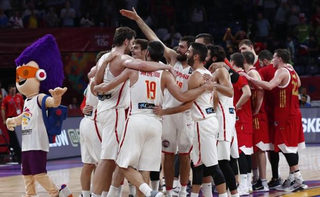 La selección española celebra la conquista del bronce en el Sinan Erdem de Estambul. 