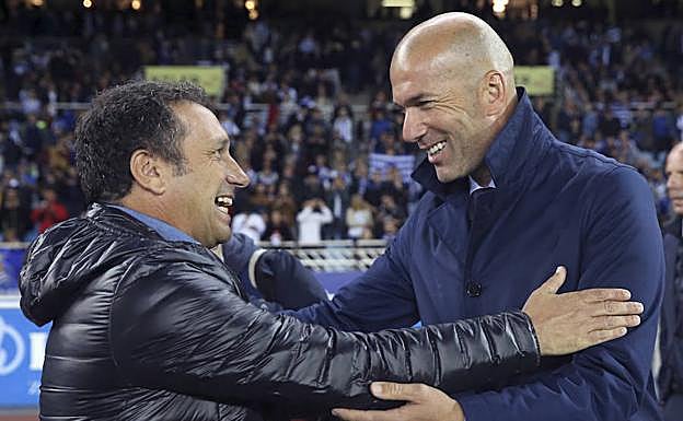 Eusebio y Zidane se saludan antes del inicio del encuentro en Anoeta. 