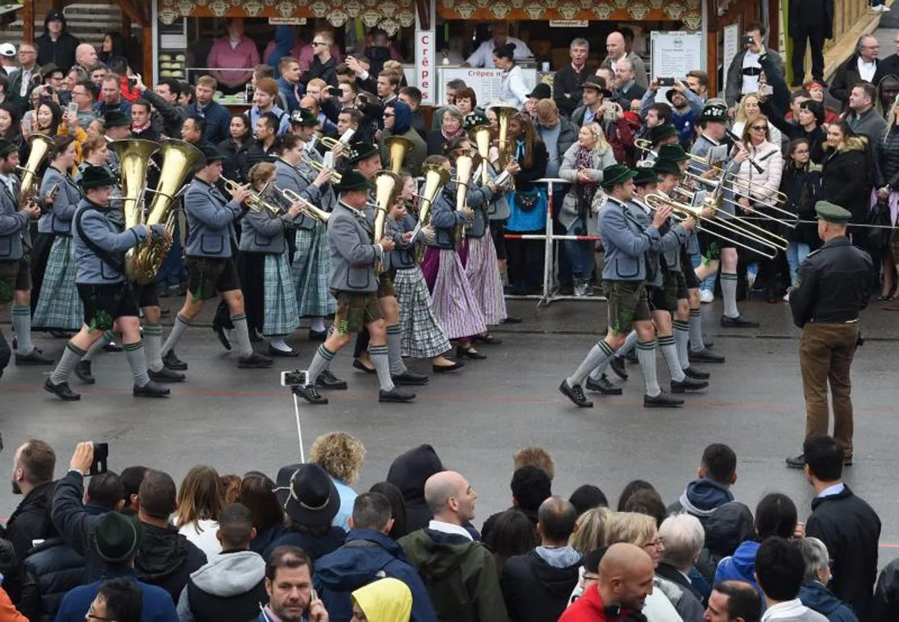 Como en otras ocasiones, el alcalde de la ciudad es el encargado de inaugurar el festival abriendo el primer barril de cerveza del día. Cientos de asistentes muestran su fidelidad al evento y acuden, aunque el tiempo no acompañe, al festival.