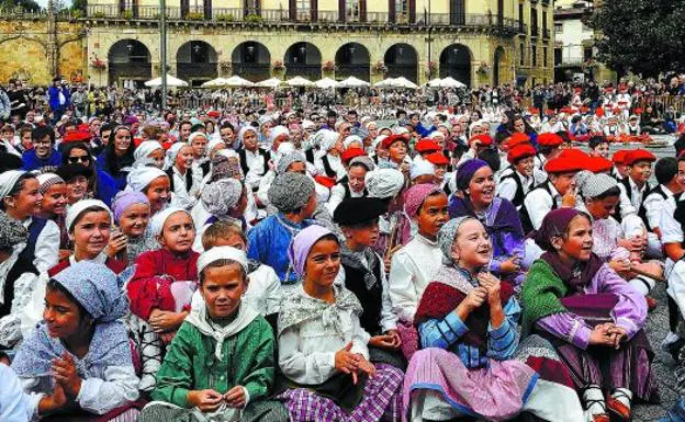 Ilusión a raudales en las caras de los más txikis que se sentaron en la plaza para asistir a la presentación de todos los grupos y presenciar el aurrresku de honor. 