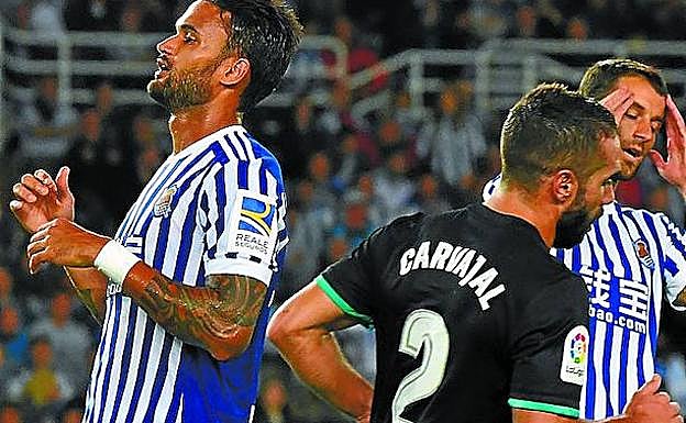 Willian José y Agirretxe se lamentan de una ocasión fallada. 