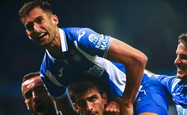 Los jugadores del Espanyol celebran el gol de Piatti.