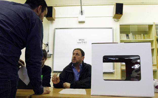 El líder de ERC, Oriol Junqueras, de voluntario en un centro de votación.