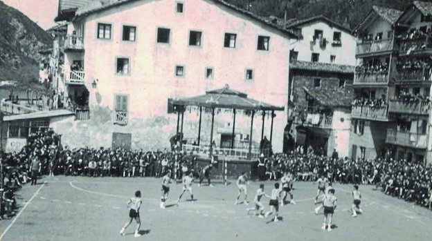 A principios de los 70. La plaza Santiago era escenario en aquel entonces de los partidos de balonmano ante centenares de espectadores.