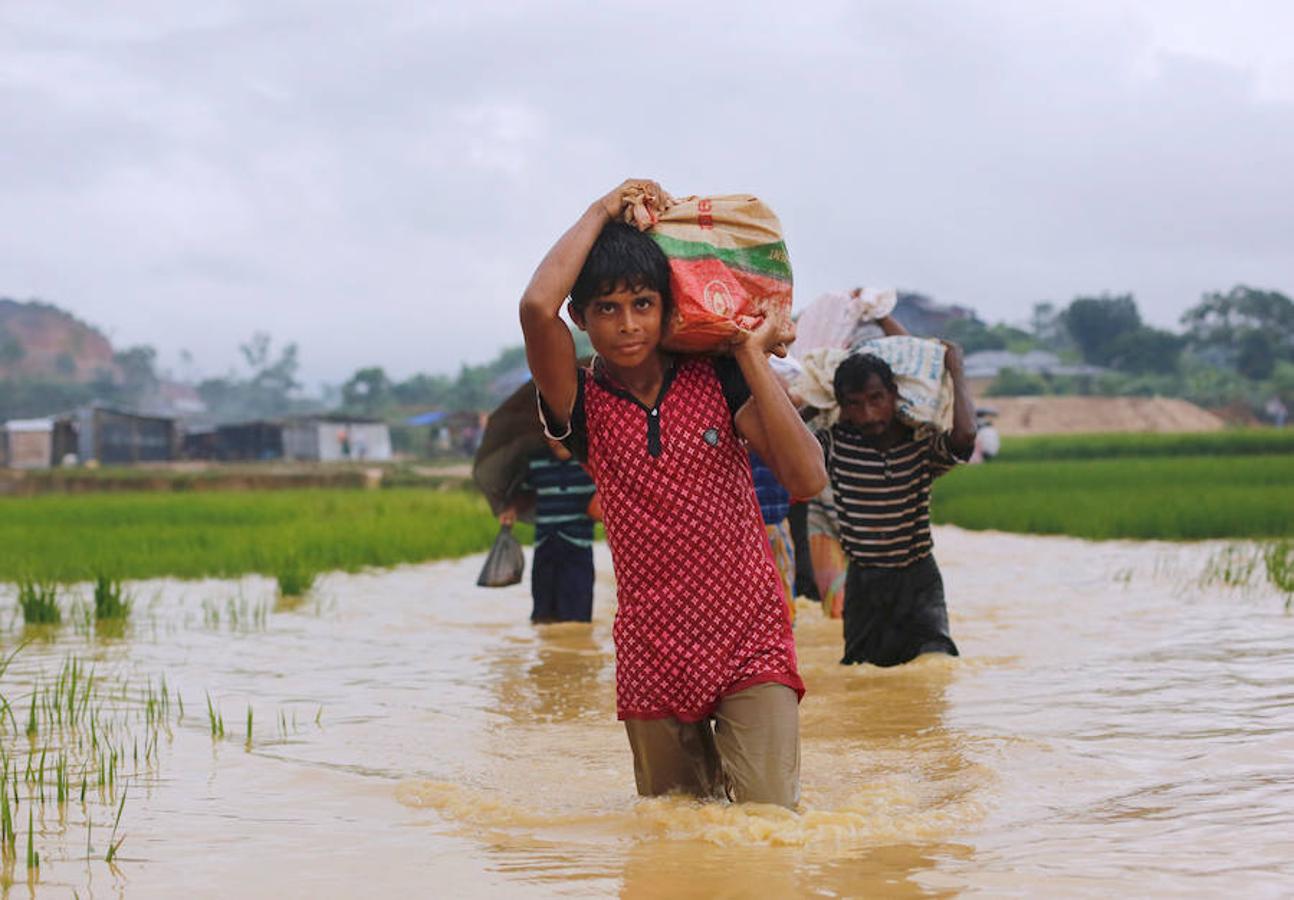 Más de 420.000 refugiados han llegado a Bangladés huyendo de la persecución por parte del ejércido de Myanmar submergidos en el hambre, las enfermedades y la violencia. Son los rohinyá, una minoria musulmana que pertenece a un país de mayoria budista. La mayor parte de los refugiados son niños que llegan desacompañados y mujeres.