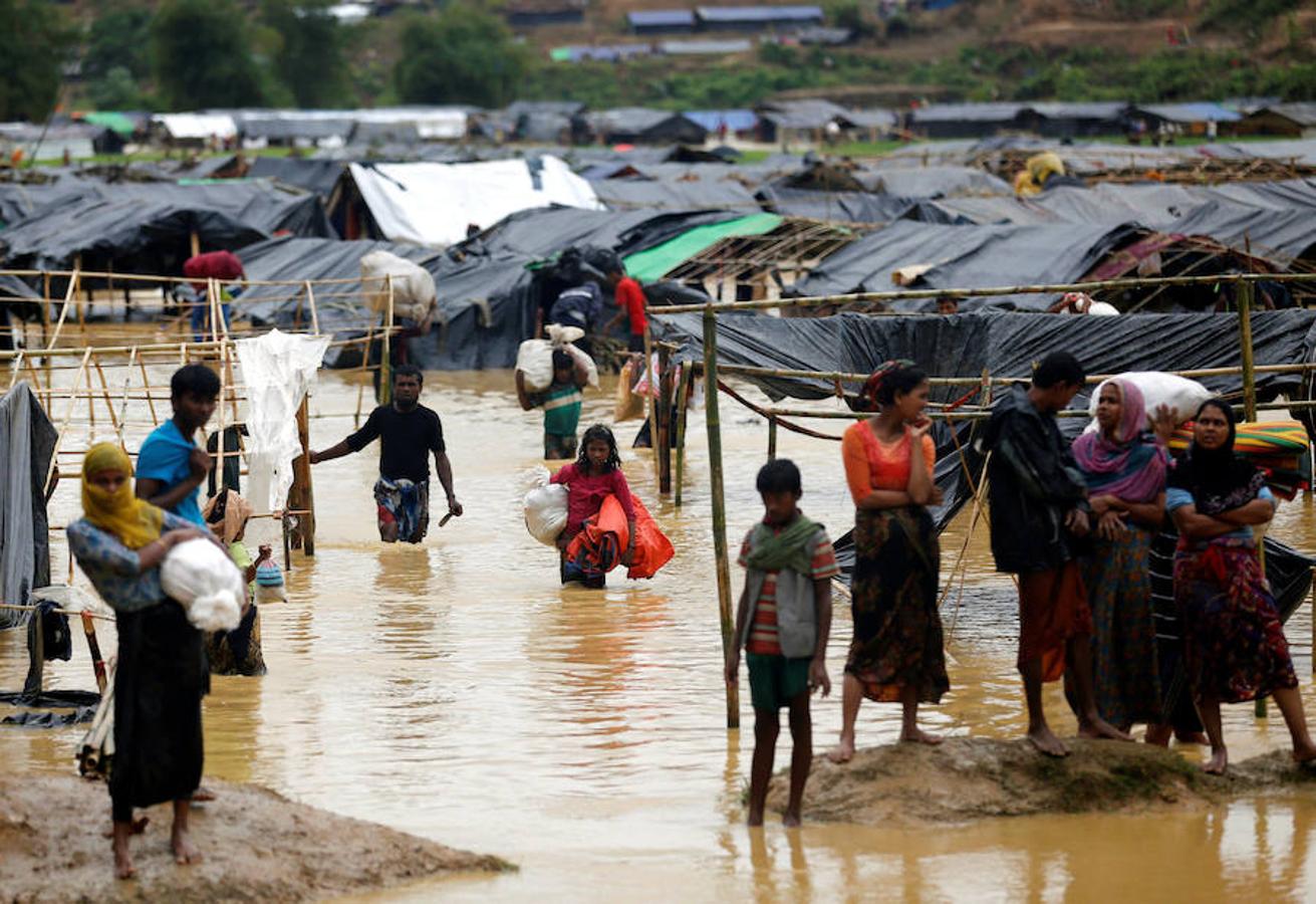 Más de 420.000 refugiados han llegado a Bangladés huyendo de la persecución por parte del ejércido de Myanmar sumergidos en el hambre, las enfermedades y la violencia. Son los rohinyá, una minoria musulmana que pertenece a un país de mayoria budista. La mayor parte de los refugiados son niños que llegan desacompañados y mujeres.