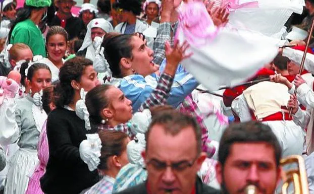 El desfile de iñudes y artzainas fue un año más el acto que reunió a más público a su paso por las calles de la localidad.