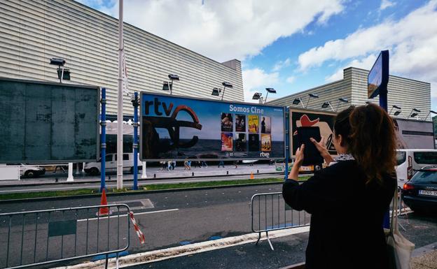 El Kursaal se prepara para acoger el viernes la gala inaugural del Zinemaldia.