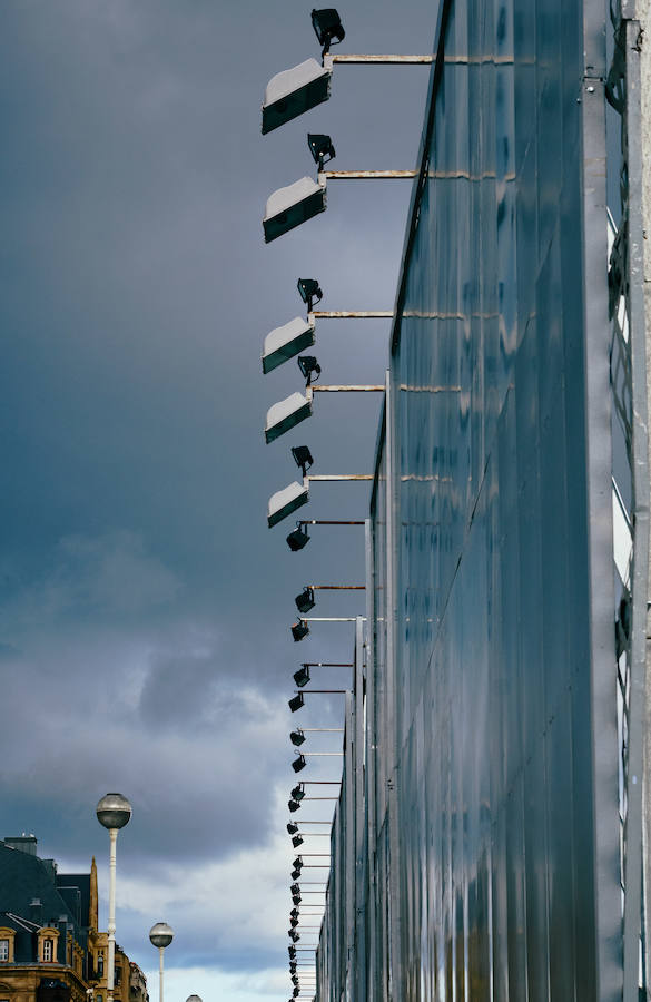 El exterior del Kursaal donostiarra está 'tomando forma' de cara al arranque el próximo viernes del Zinemalida.