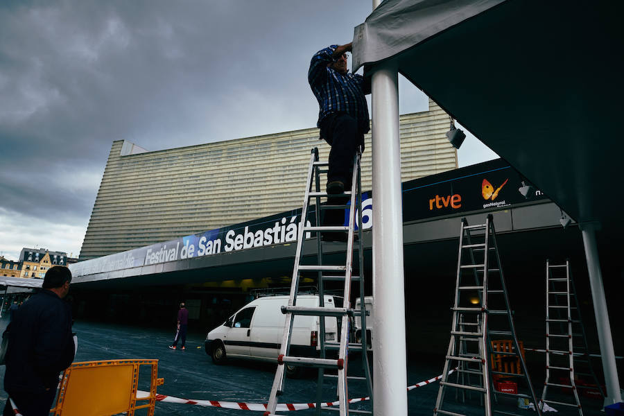 El exterior del Kursaal donostiarra está 'tomando forma' de cara al arranque el próximo viernes del Zinemalida.