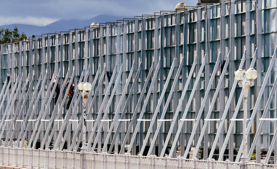 El exterior del Kursaal donostiarra está 'tomando forma' de cara al arranque el próximo viernes del Zinemalida.