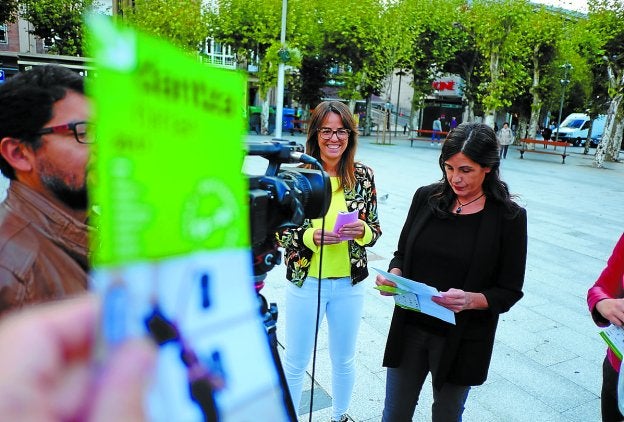 Juncal Eizaguirre y Myriam Arkaia en la plaza del Ensanche, que será uno de los escenarios.