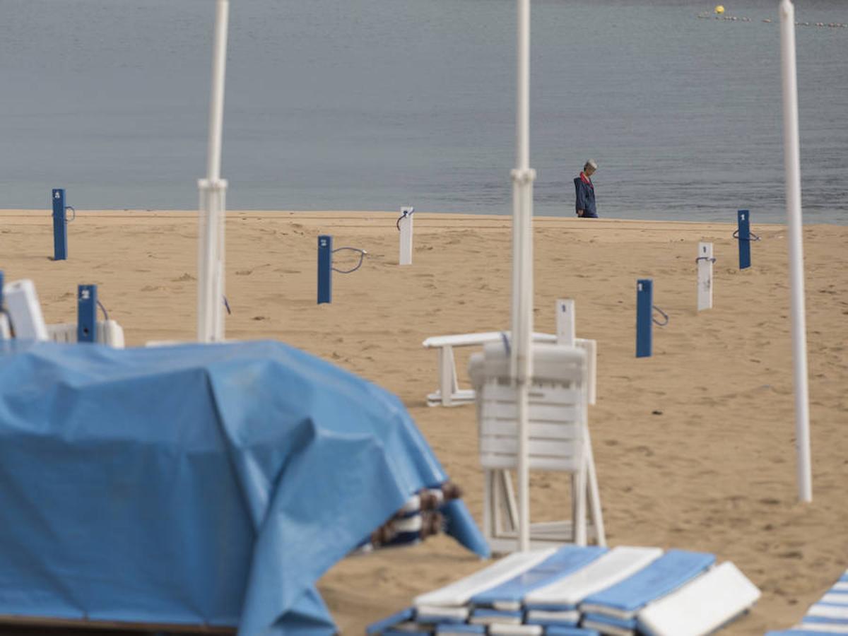 El verano ya ha acabado, marca de ello es la retirada de toldos y sillas de las playas de San Sebastián. En Ondarreta ya se ha llevado a cabo el desalojo, y el arenal ha quedado desierto, hasta la temporada que viene. 