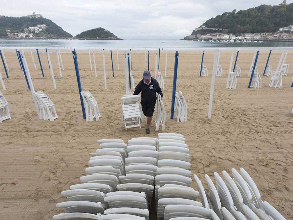 El verano ya ha acabado, marca de ello es la retirada de toldos y sillas de las playas de San Sebastián. En Ondarreta ya se ha llevado a cabo el desalojo, y el arenal ha quedado desierto, hasta la temporada que viene. 