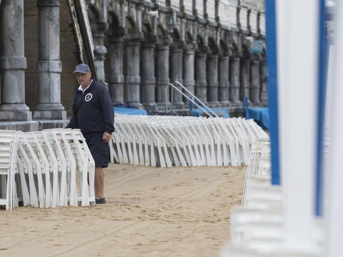 El verano ya ha acabado, marca de ello es la retirada de toldos y sillas de las playas de San Sebastián. En Ondarreta ya se ha llevado a cabo el desalojo, y el arenal ha quedado desierto, hasta la temporada que viene. 