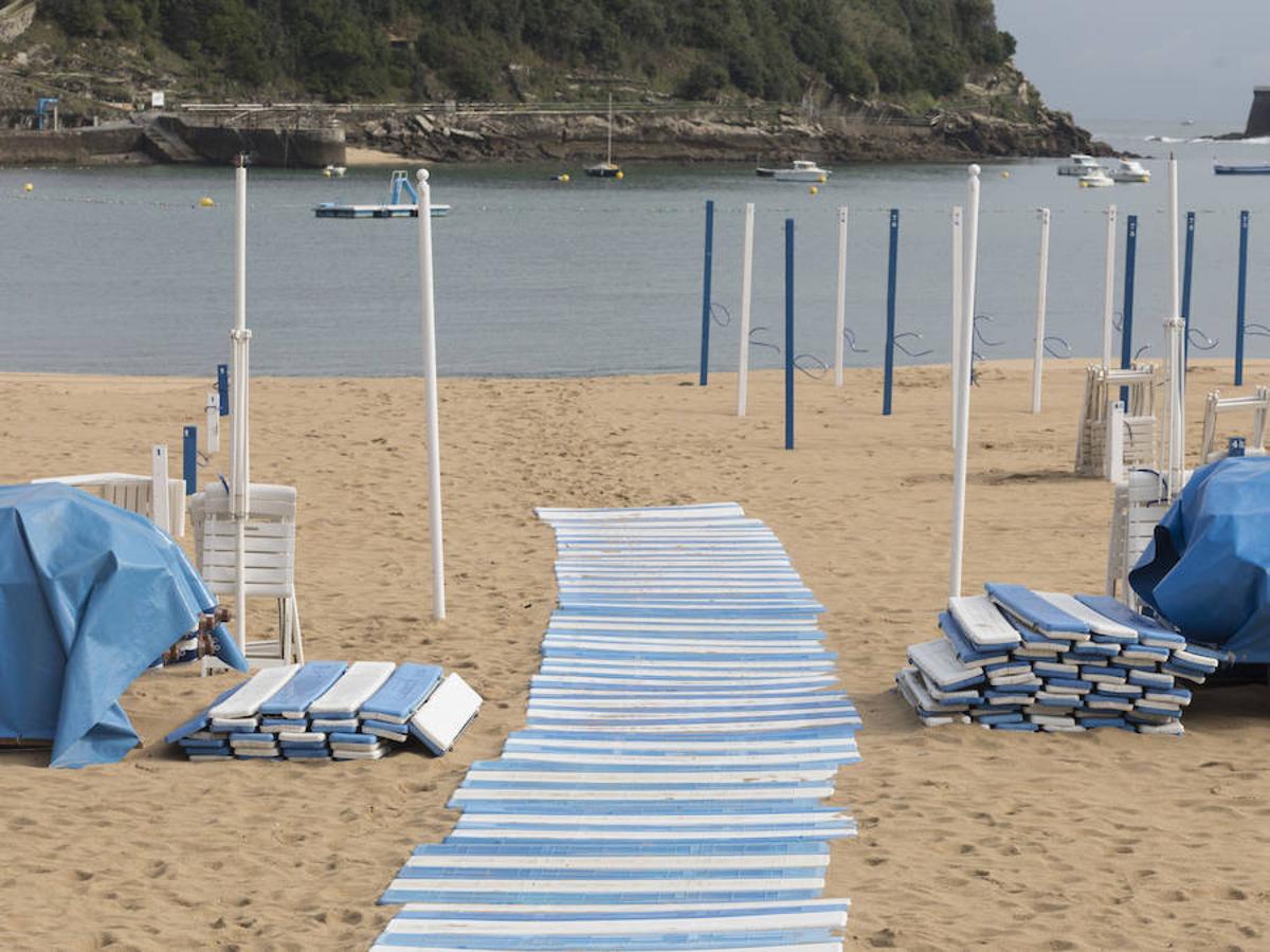 El verano ya ha acabado, marca de ello es la retirada de toldos y sillas de las playas de San Sebastián. En Ondarreta ya se ha llevado a cabo el desalojo, y el arenal ha quedado desierto, hasta la temporada que viene. 