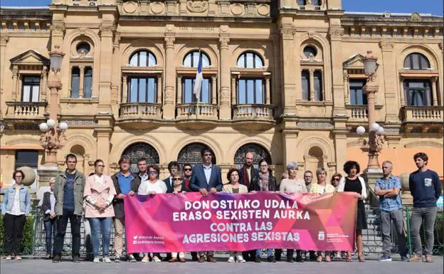 Concentración en Donostia para rechazar el abuso sexual a una mujer en Egia