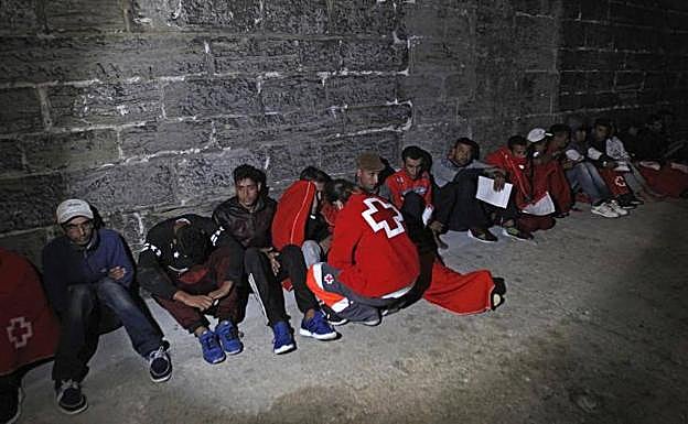 Varios inmigrantes atendidos por la Cruz Roja.