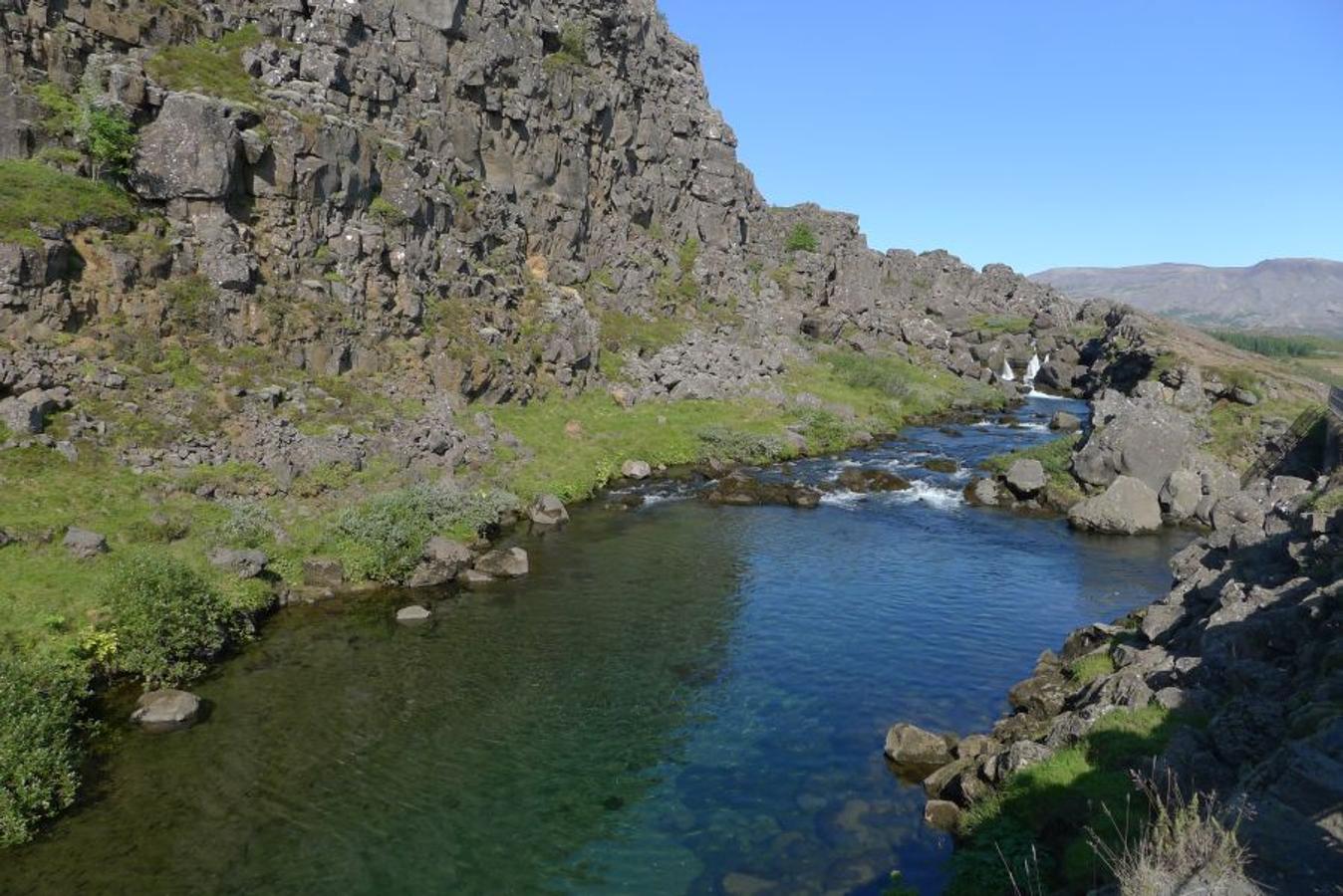 Esta ruta abarca tres puntos de interés a sólo 100 kilómetros de Reikiavick. El primero es el parque nacional de Pingvellir. Considerado patrimonio de la Unesco es el punto de encuentro de las placas continentales y sede del antiguo parlamento islandés. El segundo es Geysir, una de las atracciones más famosas de Islandia, un geiser en activo cuyo nombre ha dado denominación al resto de fenómenos naturales de este tipo. El paseo no es todo lo agradable que podríamos imaginar viendo las instantáneas porque en la zona se respira un intenso olor a azufre. El tercero es Gullfoss, la catarata más famosa de Islandia, cuya caída de 32 metros que sortea rocas antes de precipitarse por un estrecho barranco la hace única.