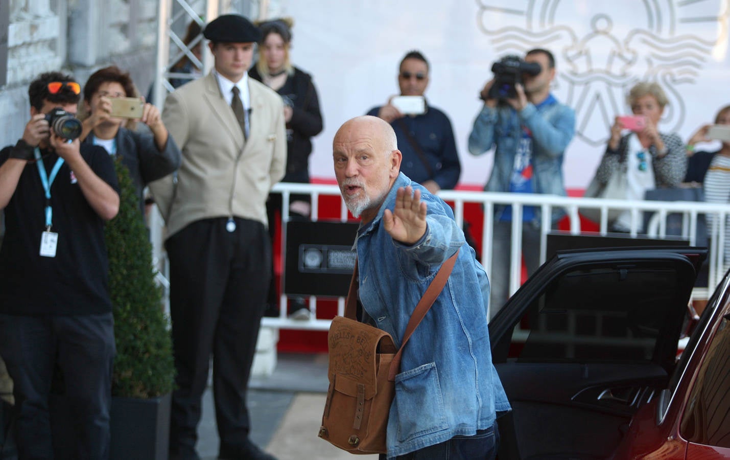 Las primeras estrellas que se desfilarán por la alfombra roja ya han puesto un pie en San Sebastián mientras la ciudad se pone a punto
