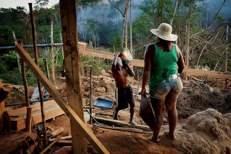 Son unos mineros que abundan en Brasil en la selva del Amazonas. Viven en condiciones infrahumanas y arriesgan su vida al utilizar máquinas como los monitores hidráulicos en búsqueda de mercurio, como sustancia para amalgamar el oro. Un uso que daña gravemente el medio ambiente.