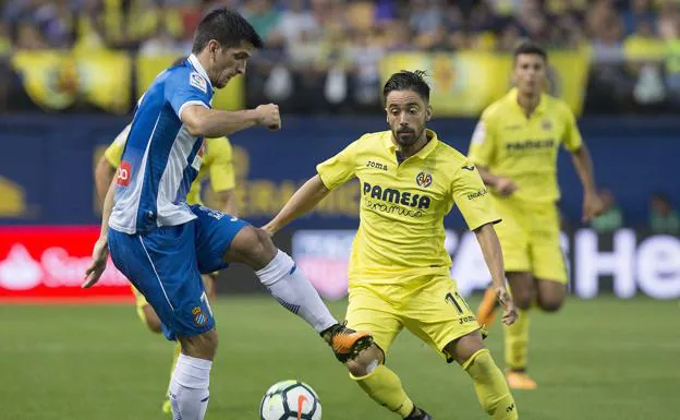 Gerard Moreno (i) pelea un balón con Jaume Costa, defensa del Villarreal. 