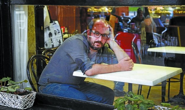 Cobeaga critica a los que se han ensañado con el filme sin haberlo visto y se lamenta del clima de trincheras que vive España.