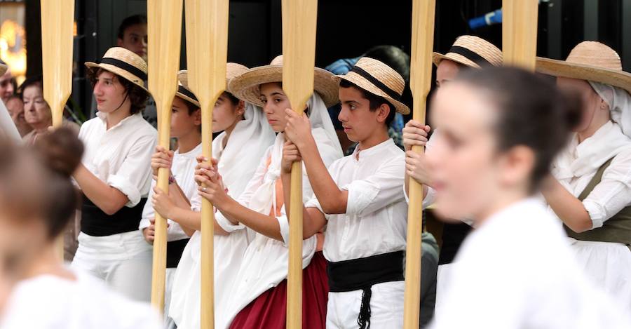 El Festival Atlantikaldia celebra su cuarta edición, que se prolongará hasta el próximo domingo día 24. El acto inaugural ha tenido lugar en la Herrixka y han participado alumnos de la Escuela de Música y Danza de Errenteria Musikal. 