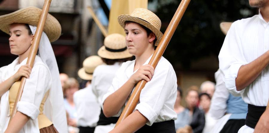 El Festival Atlantikaldia celebra su cuarta edición, que se prolongará hasta el próximo domingo día 24. El acto inaugural ha tenido lugar en la Herrixka y han participado alumnos de la Escuela de Música y Danza de Errenteria Musikal. 