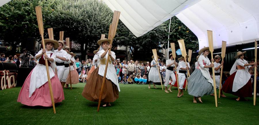 El Festival Atlantikaldia celebra su cuarta edición, que se prolongará hasta el próximo domingo día 24. El acto inaugural ha tenido lugar en la Herrixka y han participado alumnos de la Escuela de Música y Danza de Errenteria Musikal. 