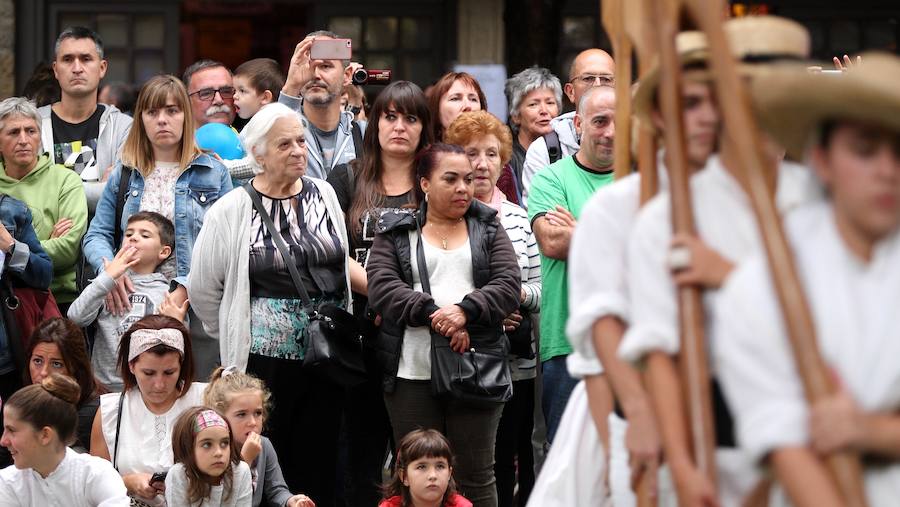 El Festival Atlantikaldia celebra su cuarta edición, que se prolongará hasta el próximo domingo día 24. El acto inaugural ha tenido lugar en la Herrixka y han participado alumnos de la Escuela de Música y Danza de Errenteria Musikal. 