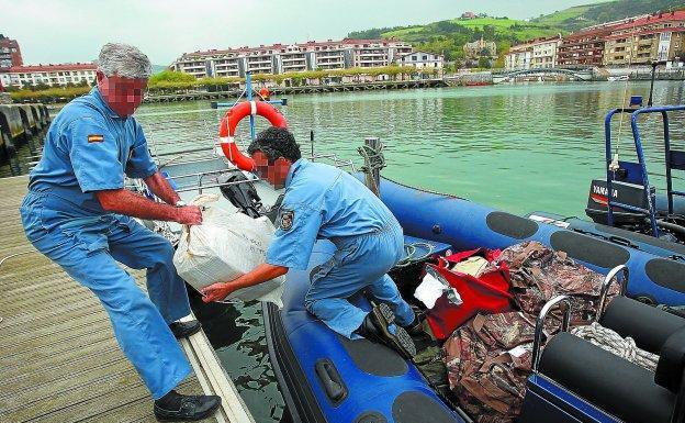 Miembros de Vigilancia Aduanera descargan la droga del velero en el puerto de Zumaia, en octubre de 2011