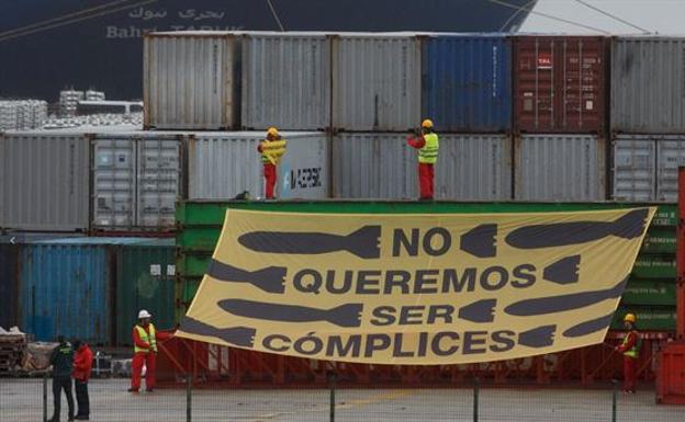 Activistas de Greenpeace se encadenan en el Puerto de Bilbao contra el comercio de armas