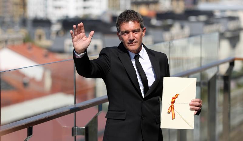 Antonio Banderas ha recibido este mediodía el Premio Nacional de Cinematografía en un concurridísimo acto celebrado en el prisma de Tabakalera, al que han asistido representantes institucionales y compañeros de profesión del director, productor e intérprete malagueño. 