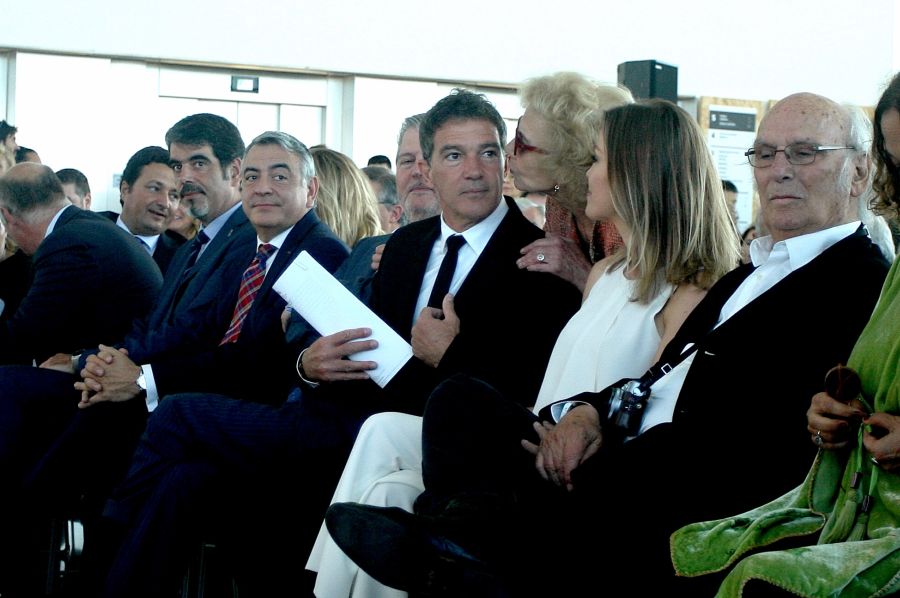 Antonio Banderas ha recibido este mediodía el Premio Nacional de Cinematografía en un concurridísimo acto celebrado en el prisma de Tabakalera, al que han asistido representantes institucionales y compañeros de profesión del director, productor e intérprete malagueño. 