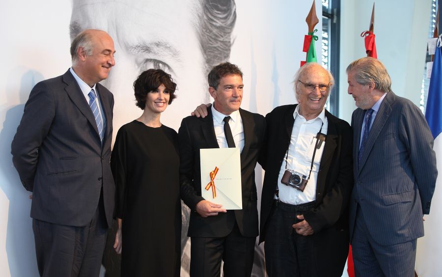 Antonio Banderas ha recibido este mediodía el Premio Nacional de Cinematografía en un concurridísimo acto celebrado en el prisma de Tabakalera, al que han asistido representantes institucionales y compañeros de profesión del director, productor e intérprete malagueño. 