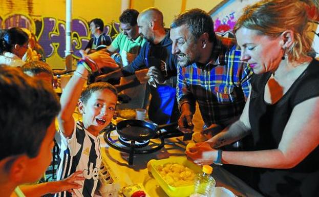 El concurso de tortilla de patata se ha convertido ya en todo un clásico para abrir las fiestas del barrio de Legarre.