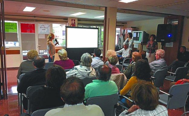 Los asistentes a la reunión del centro social Luis Mariano atienden a las explicaciones sobre el proceso.