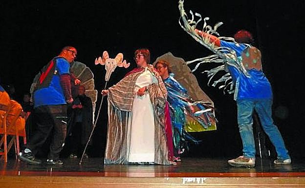 'Eguzkilorearen kondaira' y 'Gernika', fueron las dos obras que representaron 17 miembros de Aratz.