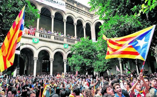 Cientos de estudiantes ocuparon ayer el Rectorado de la Universidad de Barcelona.