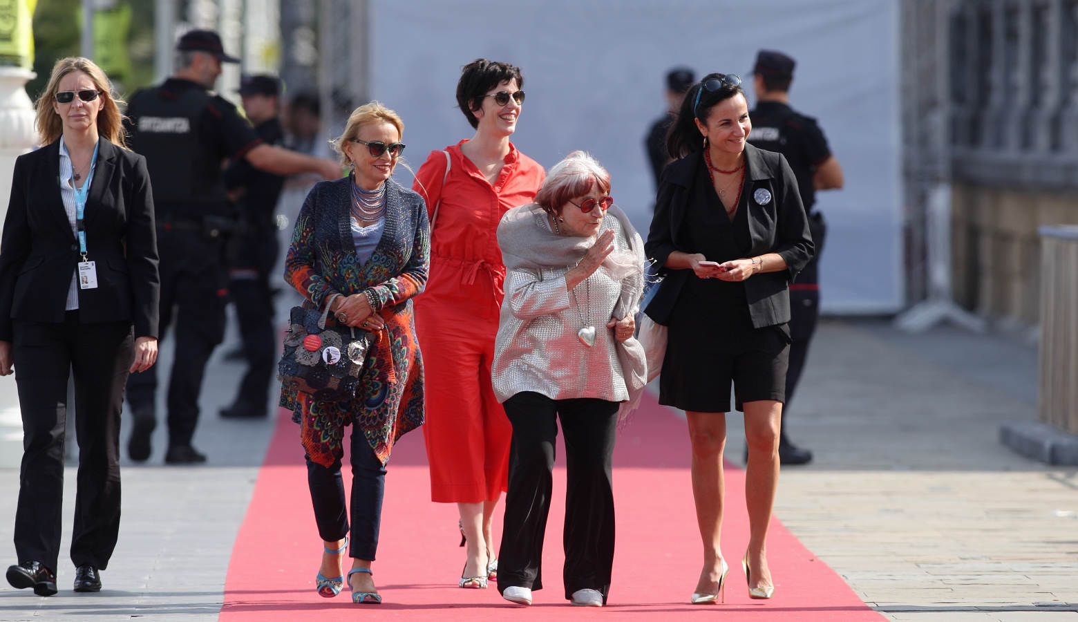 La directora belga Agnès Varda ha recibido, este domingo por la tarde, el primer Premio Donostia de la 65 edición del Festival de Cine de San Sebastián. «Es un premio que dan a gente con éxito comercial, me siento la primera premiada marginal», ha señalado al recoger el galardón.