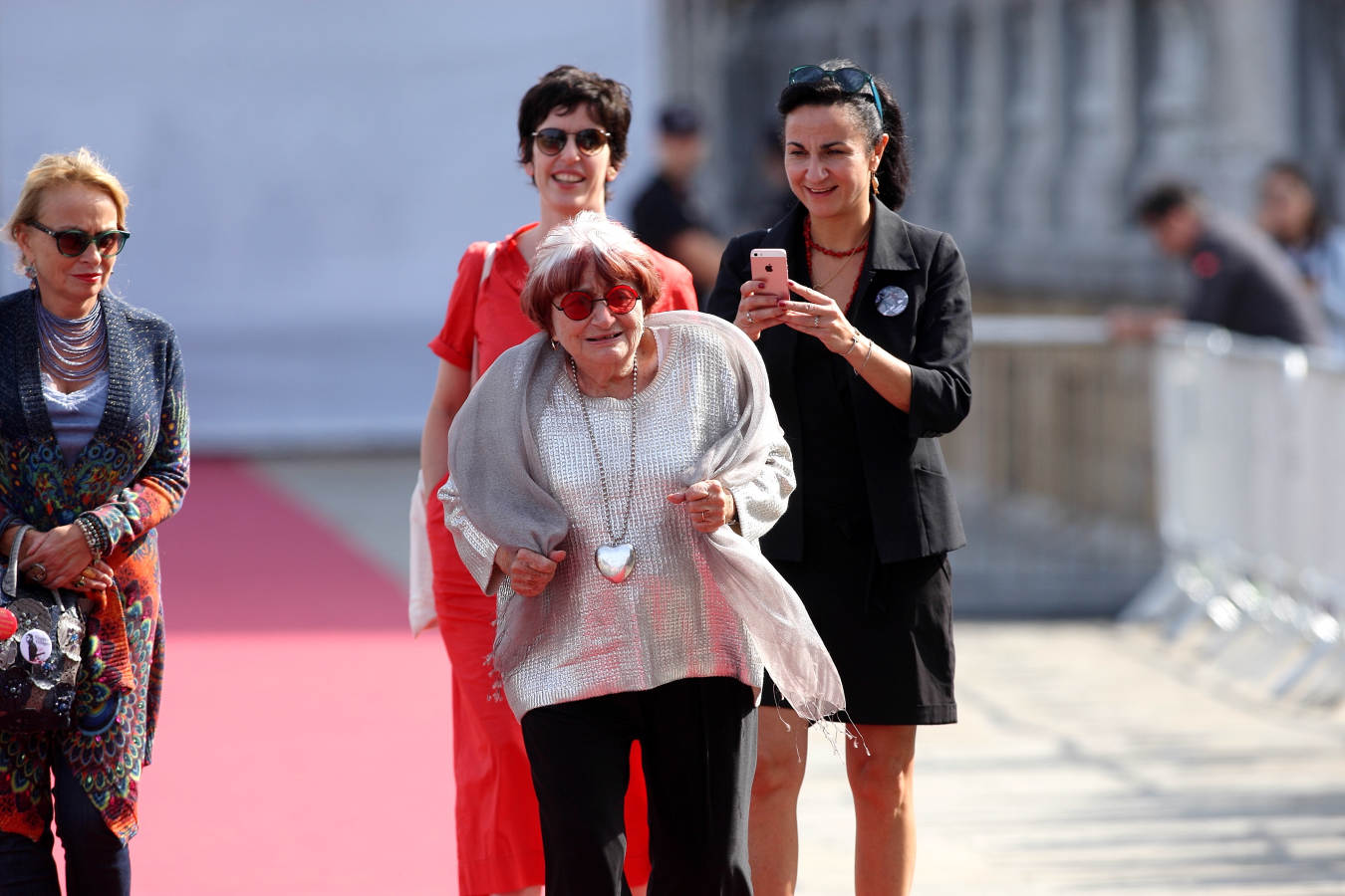 La directora belga Agnès Varda ha recibido, este domingo por la tarde, el primer Premio Donostia de la 65 edición del Festival de Cine de San Sebastián. «Es un premio que dan a gente con éxito comercial, me siento la primera premiada marginal», ha señalado al recoger el galardón.