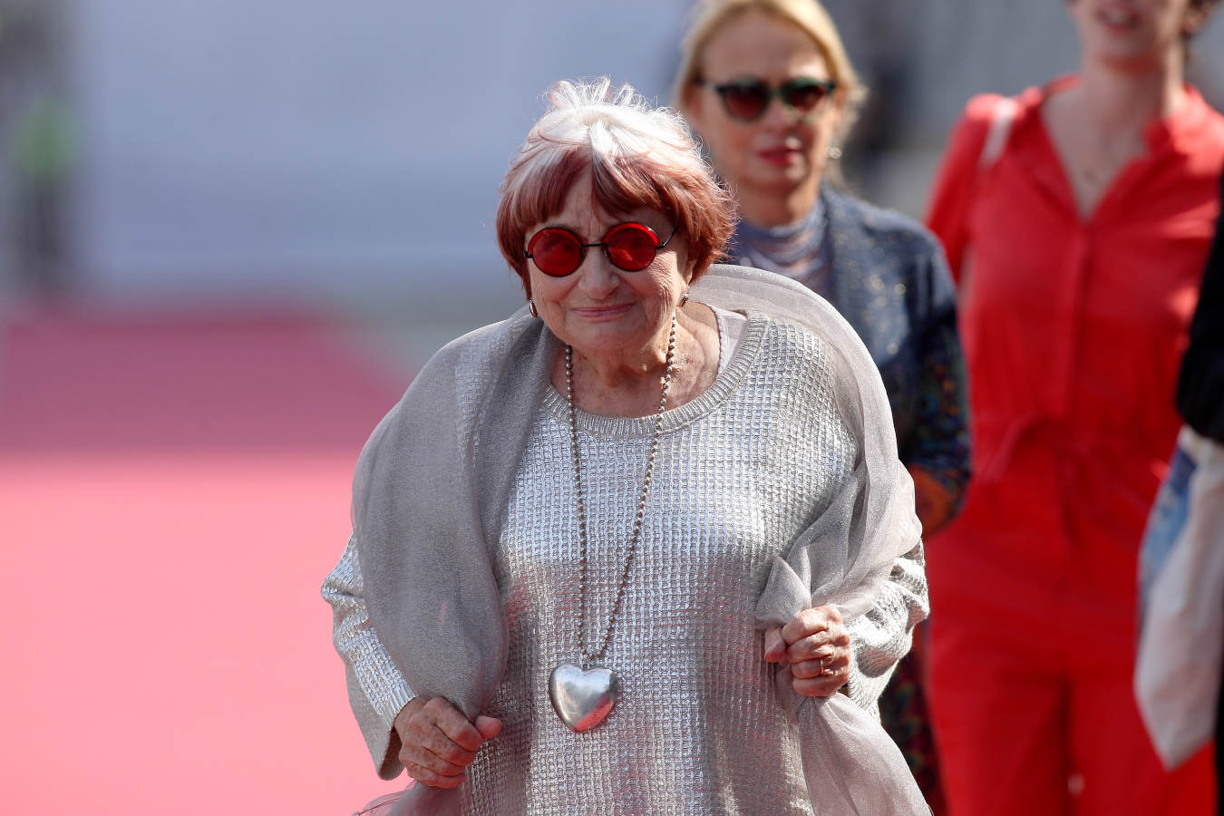 La directora belga Agnès Varda ha recibido, este domingo por la tarde, el primer Premio Donostia de la 65 edición del Festival de Cine de San Sebastián. «Es un premio que dan a gente con éxito comercial, me siento la primera premiada marginal», ha señalado al recoger el galardón.