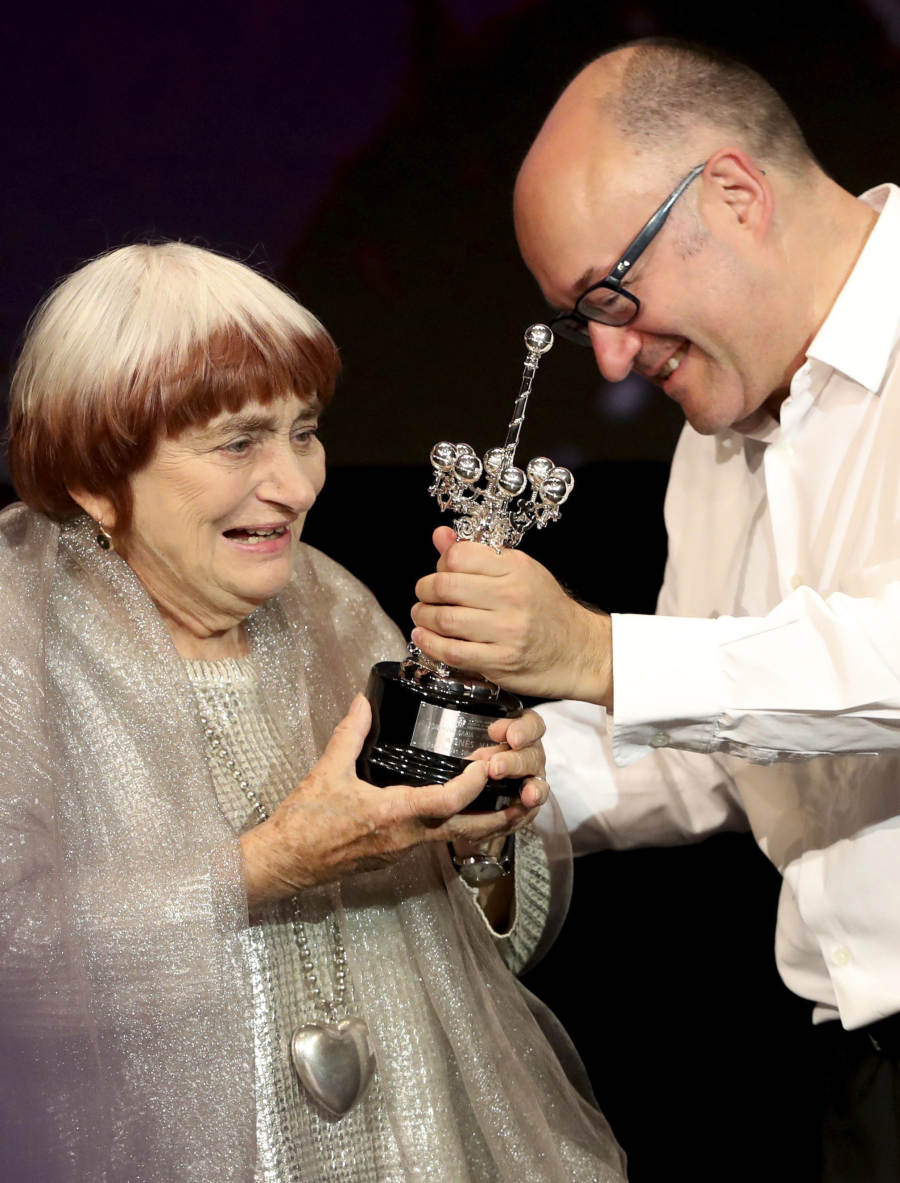 La directora belga Agnès Varda ha recibido, este domingo por la tarde, el primer Premio Donostia de la 65 edición del Festival de Cine de San Sebastián. «Es un premio que dan a gente con éxito comercial, me siento la primera premiada marginal», ha señalado al recoger el galardón.